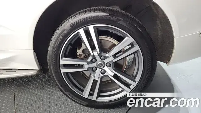 Volvo XC60 2020 — ფოტო 17/34