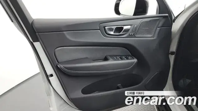 Volvo XC60 2020 — ფოტო 20/34