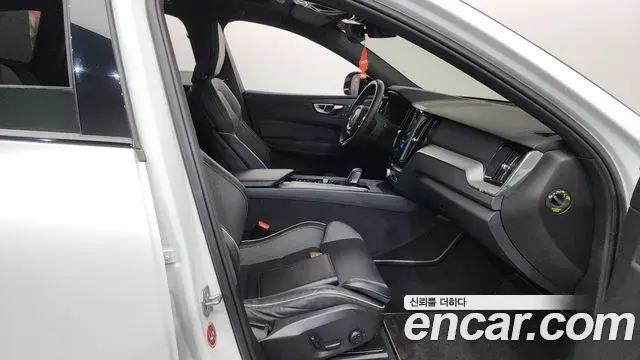 Volvo XC60 2020 — ფოტო 7/34