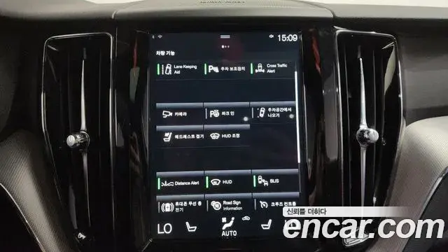 Volvo XC60 2020 — ფოტო 18/34