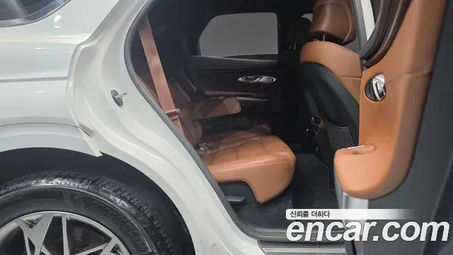 Genesis GV70 2023 — ფოტო 25/32