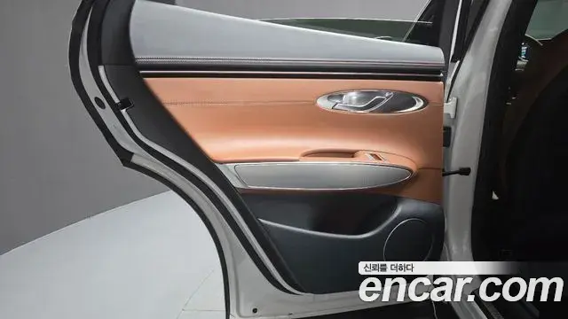 Genesis GV70 2023 — ფოტო 18/32