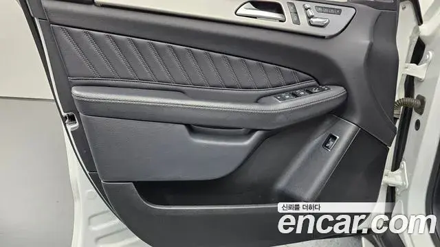 Mercedes-Benz GLE-Class 2018 — Photo 1/33