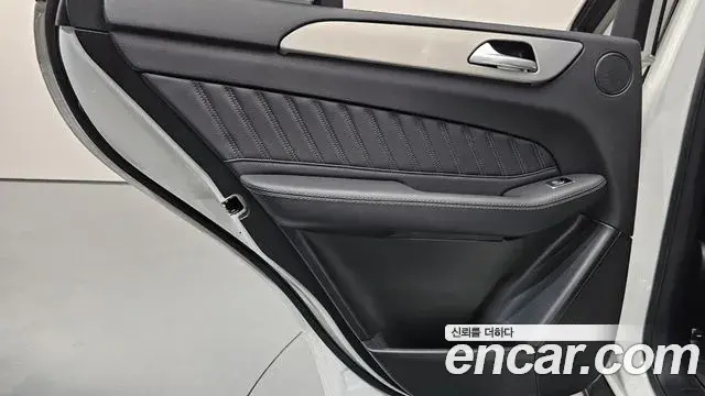 Mercedes-Benz GLE-Class 2018 — Photo 28/33