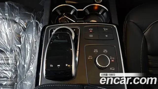 Mercedes-Benz GLE-Class 2018 — Photo 24/33