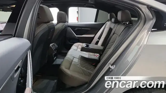 BMW 5 Series 2025 — Şəkil 12/36