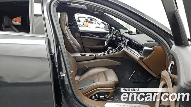 Porsche Panamera 2018 — Şəkil 21/36
