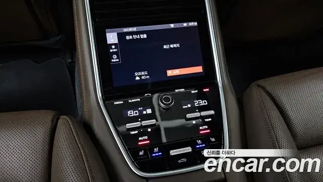 Porsche Panamera 2018 — Şəkil 18/36
