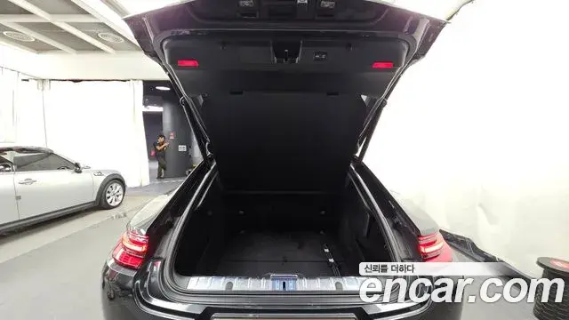 Porsche Panamera 2018 — Şəkil 29/36