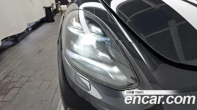 Porsche Panamera 2018 — Şəkil 19/36
