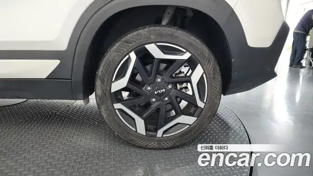 Kia Seltos 2024 — ფოტო 17/32
