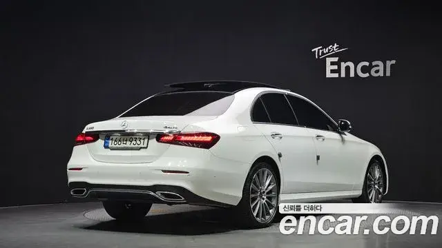 Mercedes-Benz E-Class 2022 — Photo 28/33