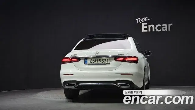 Mercedes-Benz E-Class 2022 — Photo 1/33