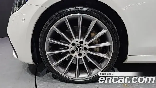 Mercedes-Benz E-Class 2022 — Photo 12/33