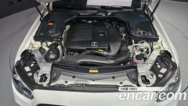 Mercedes-Benz E-Class 2022 — Photo 27/33