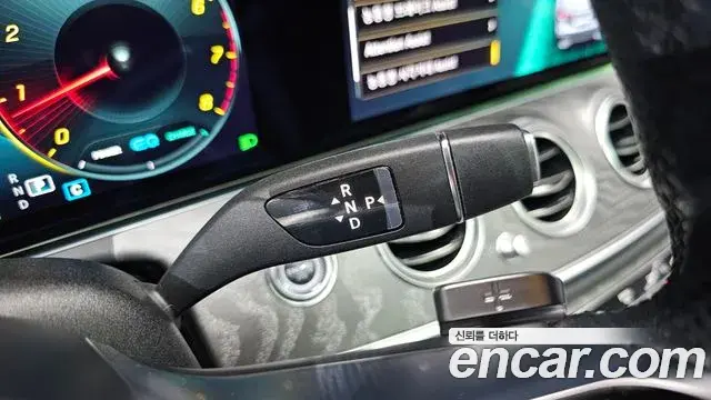 Mercedes-Benz E-Class 2022 — Photo 10/33