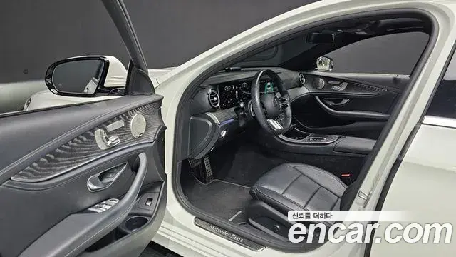 Mercedes-Benz E-Class 2022 — Photo 29/33