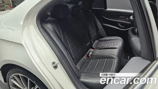 Mercedes-Benz E-Class 2022 — Photo 14/33