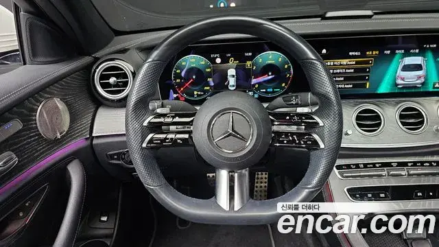 Mercedes-Benz E-Class 2022 — Photo 17/33
