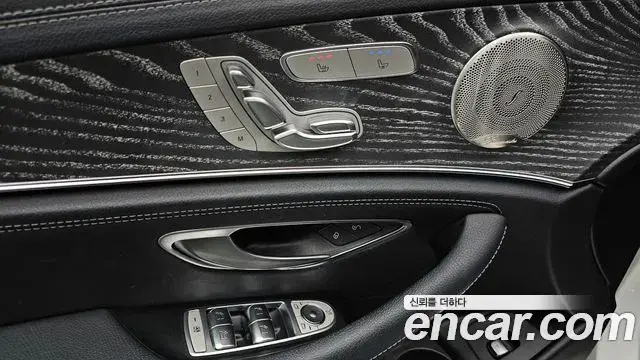 Mercedes-Benz E-Class 2022 — Photo 30/33