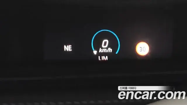 Mercedes-Benz E-Class 2022 — Photo 15/33
