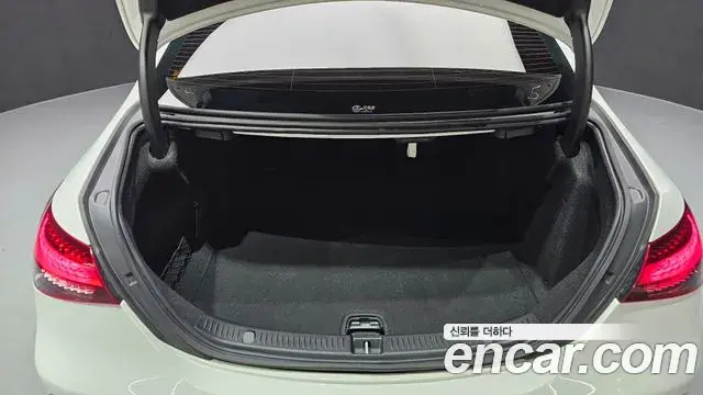 Mercedes-Benz E-Class 2022 — Photo 2/33