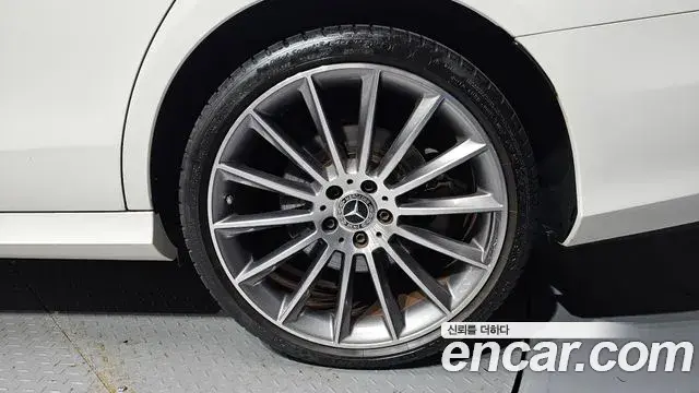 Mercedes-Benz E-Class 2022 — Photo 4/33