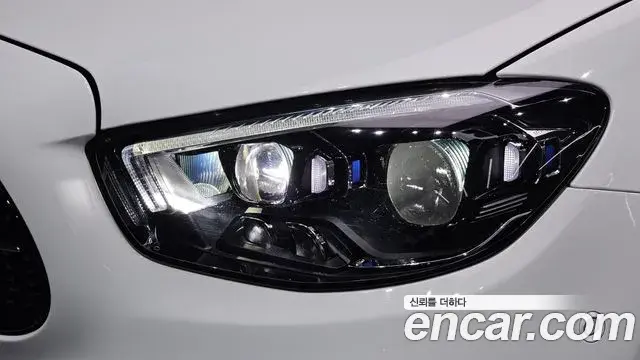 Mercedes-Benz E-Class 2022 — Photo 25/33
