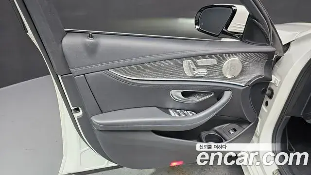 Mercedes-Benz E-Class 2022 — Photo 26/33
