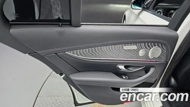 Mercedes-Benz E-Class 2022 — Photo 32/33