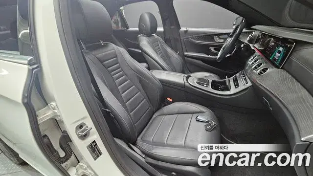 Mercedes-Benz E-Class 2022 — Photo 20/33