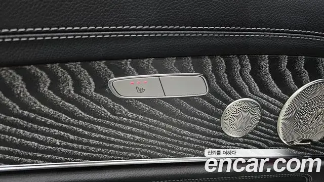 Mercedes-Benz E-Class 2022 — Photo 24/33