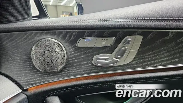 Mercedes-Benz E-Class 2022 — Photo 22/33