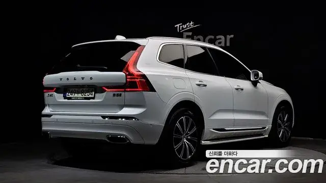 Volvo XC60 2021 — Photo 18/31