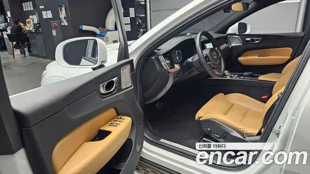 Volvo XC60 2021 — Photo 28/31