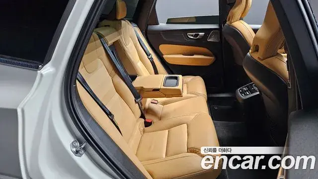 Volvo XC60 2021 — Photo 19/31