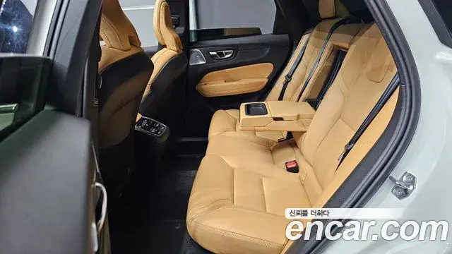 Volvo XC60 2021 — Photo 13/31