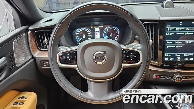 Volvo XC60 2021 — Photo 14/31