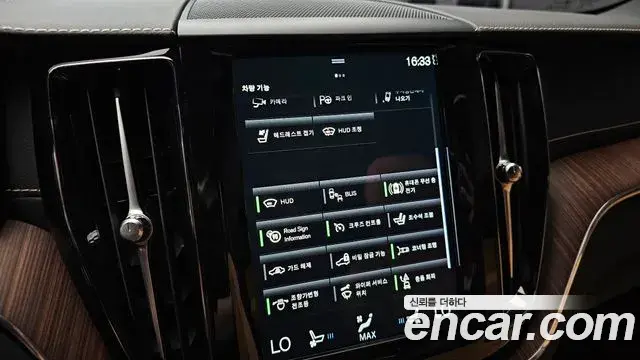 Volvo XC60 2021 — Photo 8/31