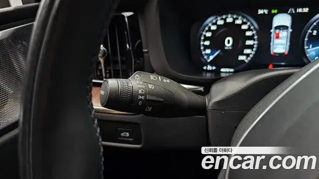 Volvo XC60 2021 — Photo 9/31
