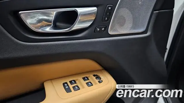 Volvo XC60 2021 — Photo 10/31