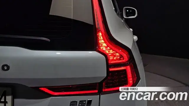 Volvo XC60 2021 — Photo 12/31