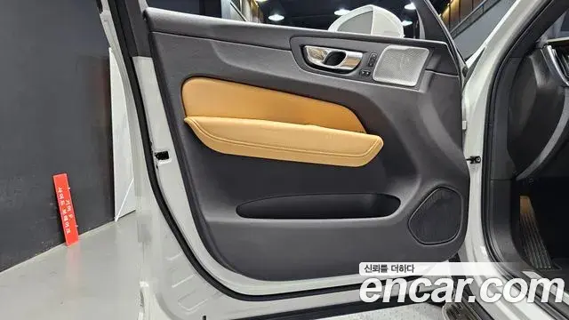 Volvo XC60 2021 — Photo 7/31