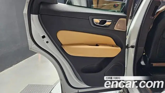Volvo XC60 2021 — Photo 5/31