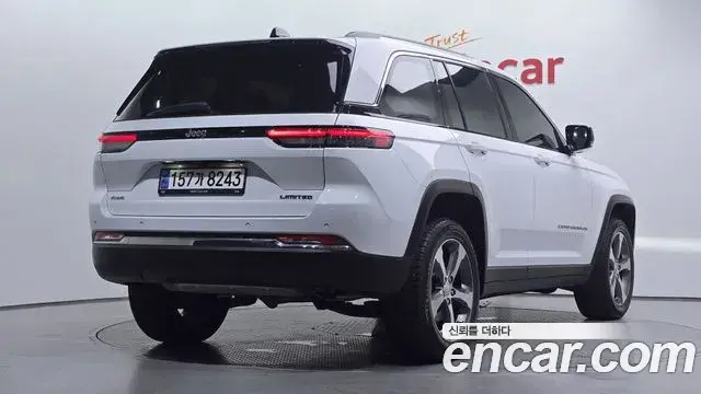 Jeep Grand Cherokee 2023 — Photo 14/32