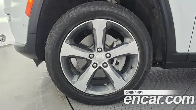 Jeep Grand Cherokee 2023 — Photo 24/32