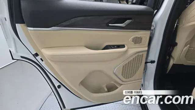Jeep Grand Cherokee 2023 — Photo 19/32