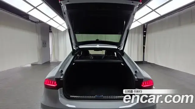Audi A7 2021 — ფოტო 23/32