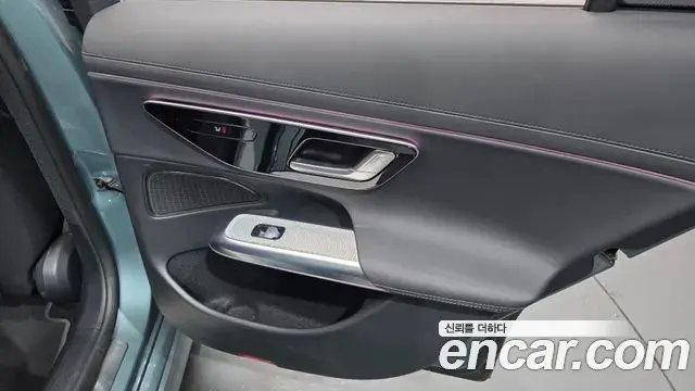 Mercedes-Benz E-Class 2025 — Photo 10/32