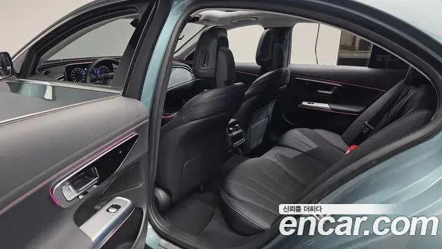Mercedes-Benz E-Class 2025 — Photo 22/32